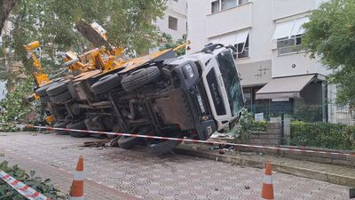 Kadıköy'de vinç 11 katlı binaya çarptı