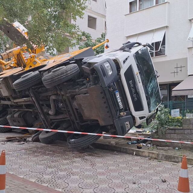 Kadıköy'de vinç 11 katlı binaya çarptı