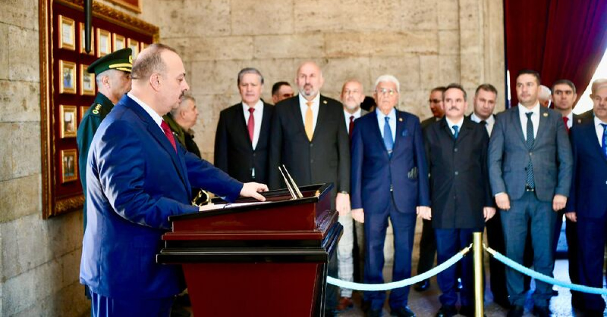 Ankara Valisi Canbolat 19 Ekim Muhtarlar Günü'nde muhtarlarla Anıtkabir'i ziyaret etti