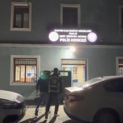 Trafikte kâbus! İçerisinde çocuk bulunan araca saldırdı, camı kırdı!