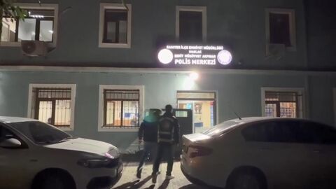 Trafikte kâbus! İçerisinde çocuk bulunan araca saldırdı, camı kırdı!