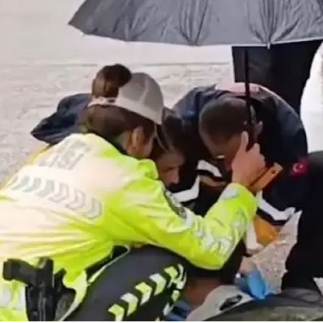 Yaralı gence polis şemsiyesi