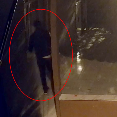 Kendi evi sandı, kapısını kırıp soydu