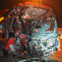 24 yaralı! Otobüs üst geçide çarptı