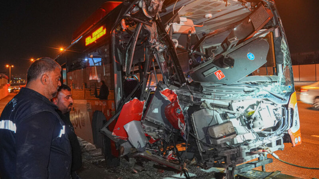 24 yaralı! Otobüs üst geçide çarptı