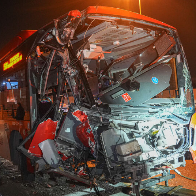 24 yaralı! Otobüs üst geçide çarptı