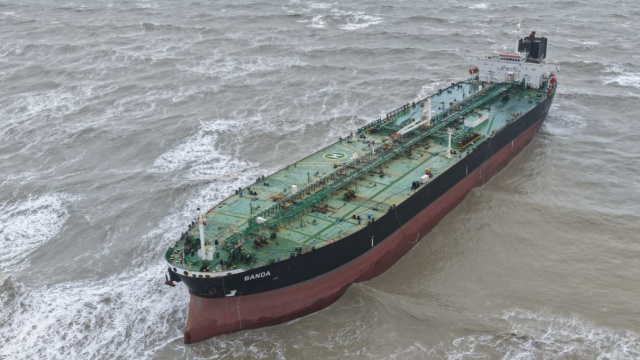 Sarıyer'de karaya oturan tanker kurtarıldı