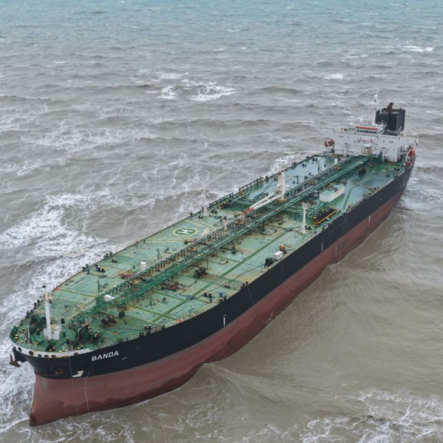 Sarıyer'de karaya oturan tanker kurtarıldı