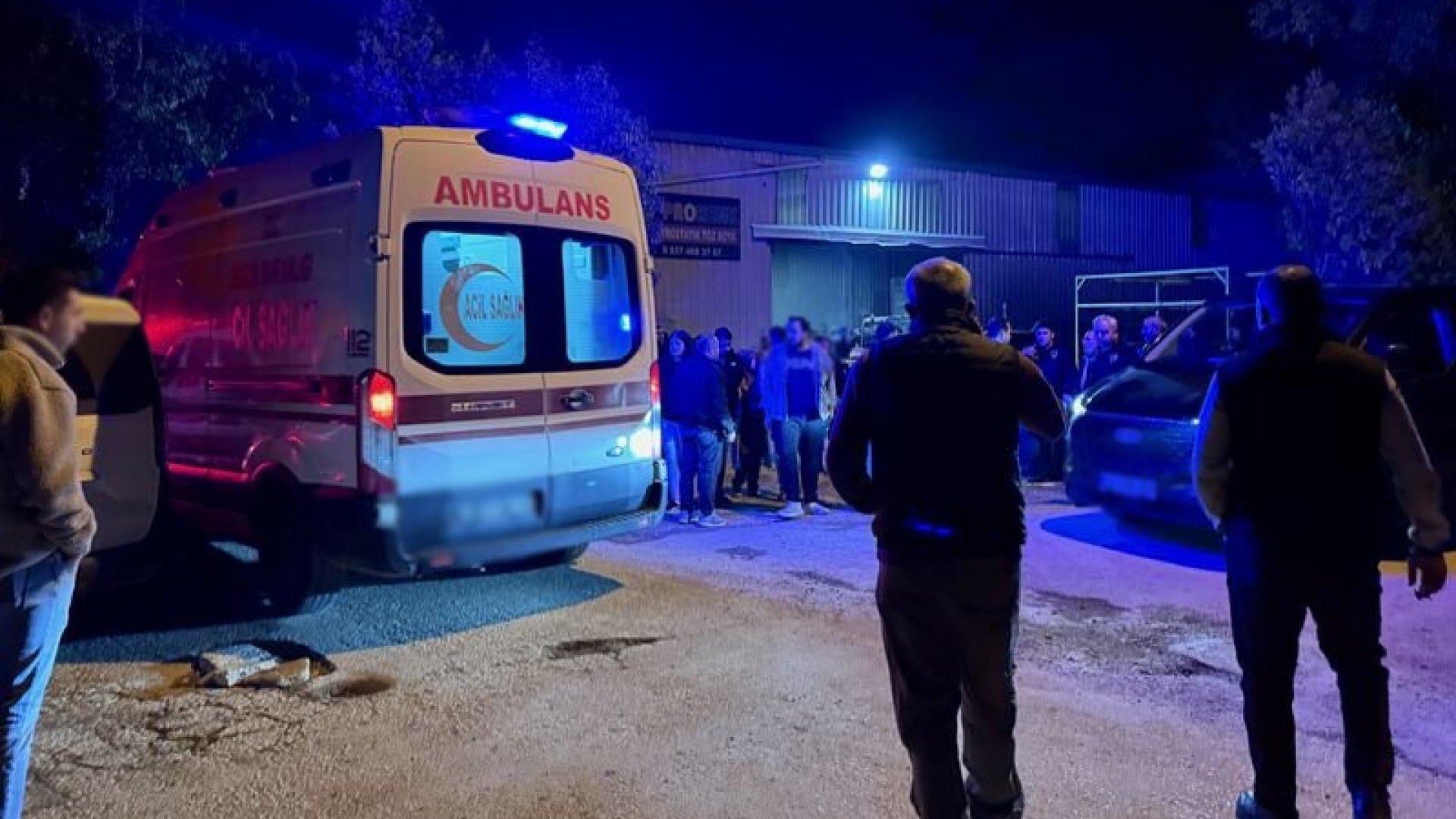 Demir parçalarının altında can verdi!
