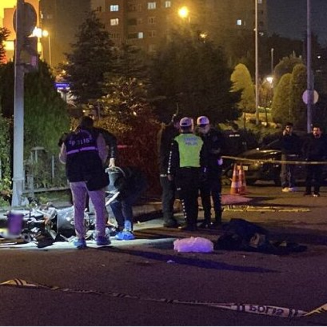 Motosiklet otomobille çarpıştı: 1 ölü, 1 yaralı