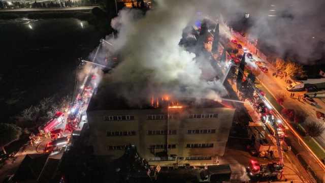 Ayakkabı fabrikası 4 saat yandı