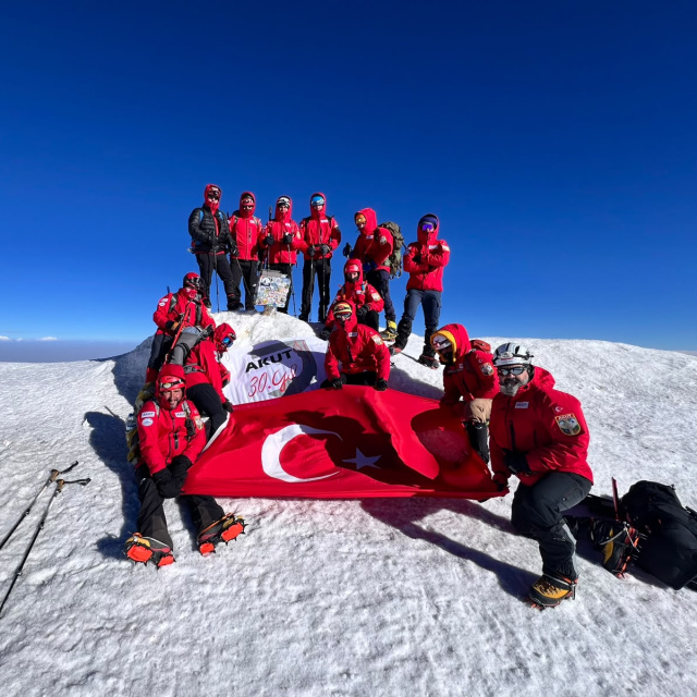 AKUT ekipleri, 30.yılda 30 zirveye tırmandı