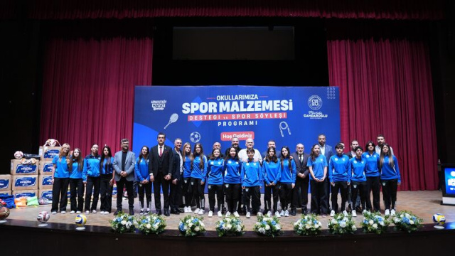 Arnavutköy Belediyesi'nden okullara spor malzemesi desteği