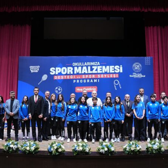 Arnavutköy Belediyesi'nden okullara spor malzemesi desteği