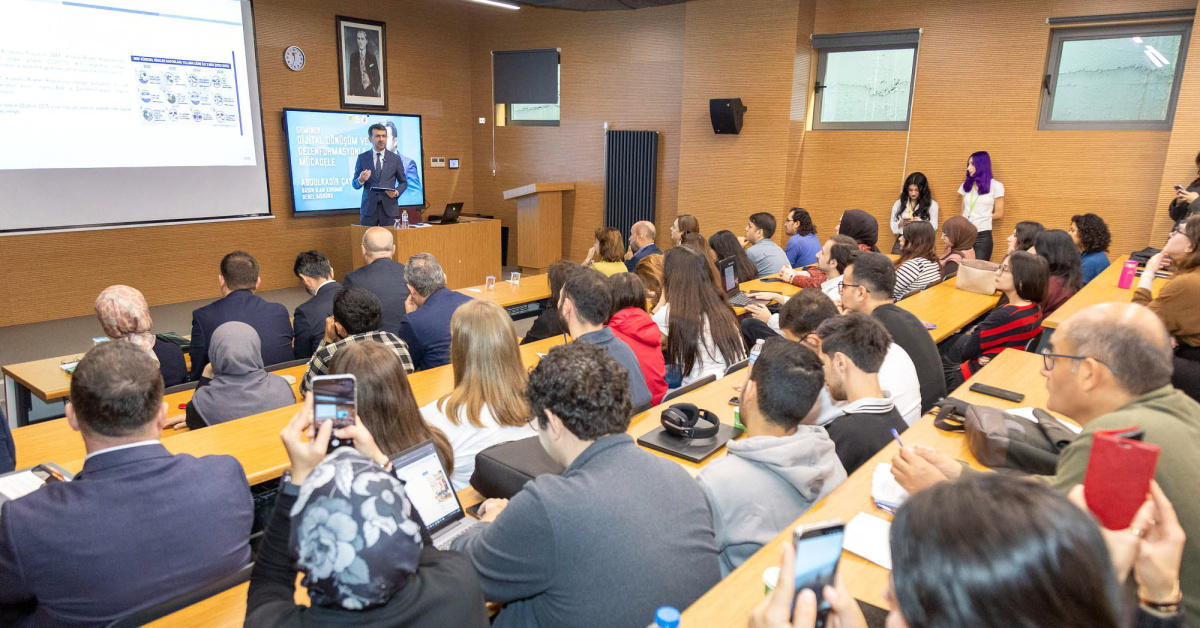 Turkey’s Press Advertisement Agency head meets Istanbul University students