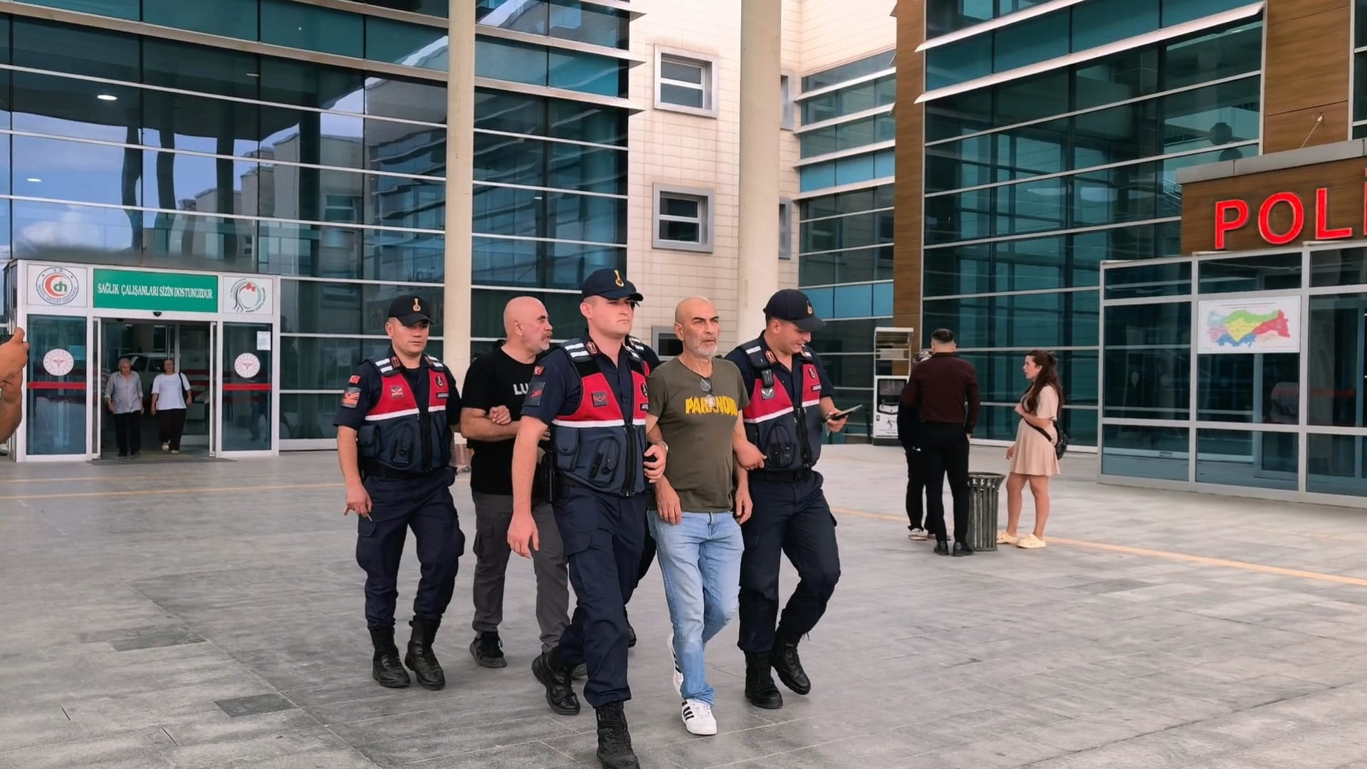 Yönetmen Ezel Akay ve kardeşi Eren Kazım Akay'ın uyuşturucu testleri pozitif çıktı