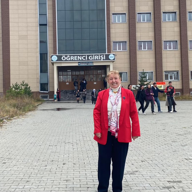 69'unda üniversiteden mezun oldu, 71'inde yüksek lisansa başladı