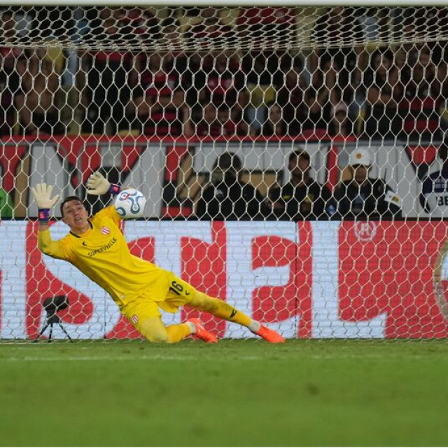 3 penaltı kurtardı! Takımını finale çıkardı