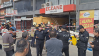 Son dakika: Kamyon eczaneye daldı! Yaralılar var!