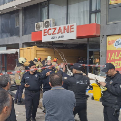 Kamyon eczaneye daldı! Yaralılar var!