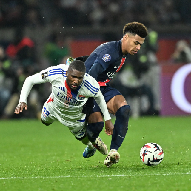 PSG-Lyon maçı ertelendi!