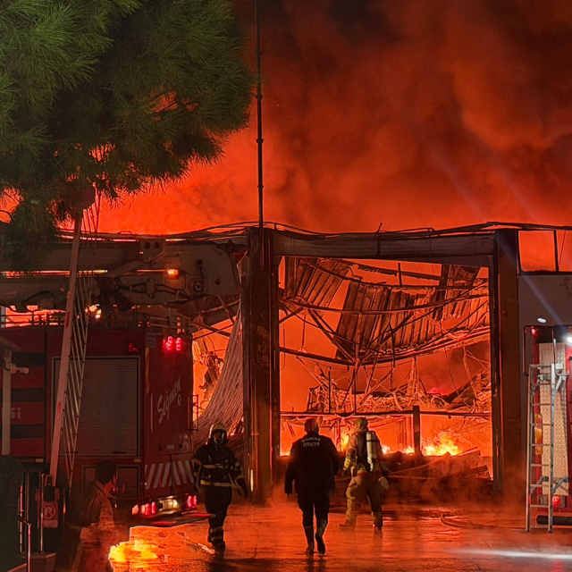 Manisa'da akü fabrikasında yangın