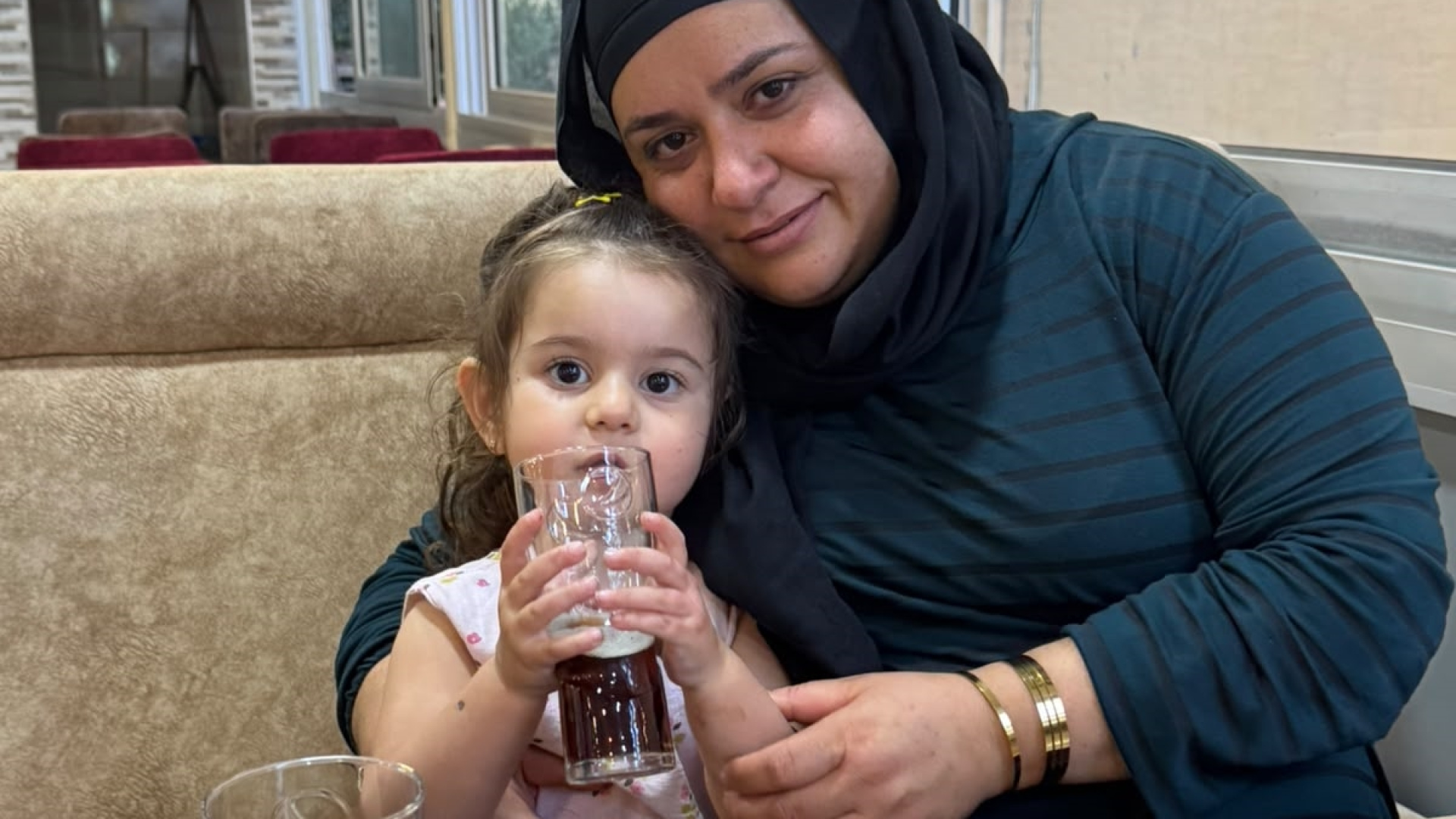 Hatay'da trafik kazası: Anne ile 4 yaşındaki kızına otomobil çarptı