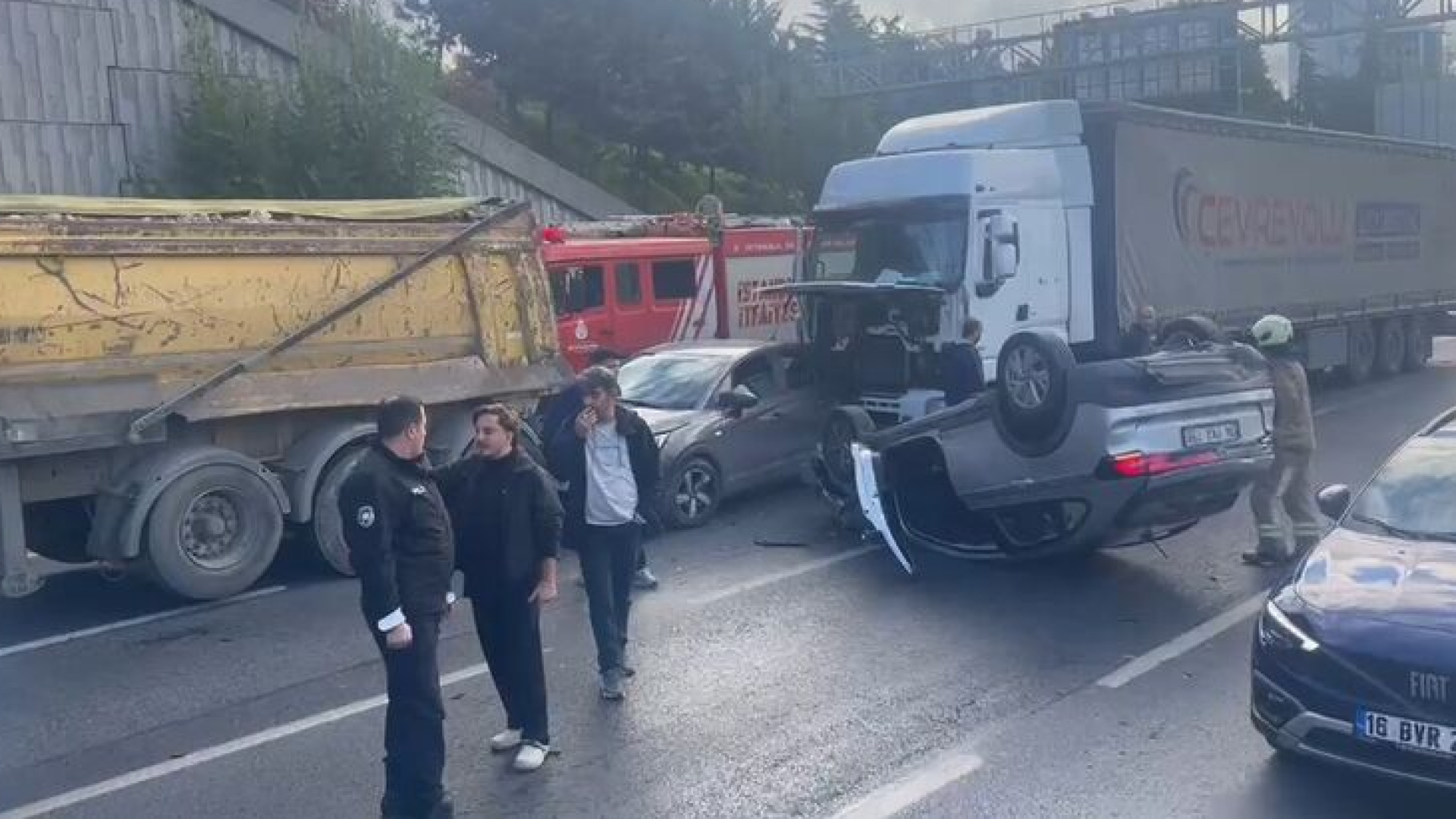 Bağcılar'da Trafik Kazası: Zincirleme Çarpışma ve Yaralılar