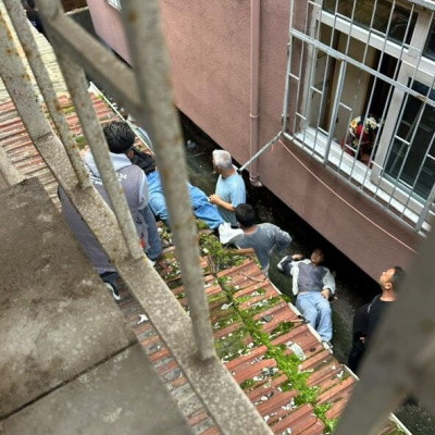 İki genç kız birlikte 3. kattan düştü! Çarşaf koptu!