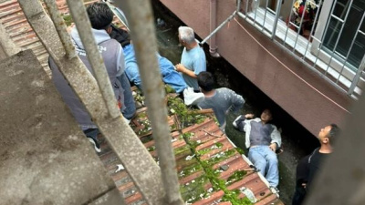 İki genç kız birlikte 3. kattan düştü! Çarşaf koptu!