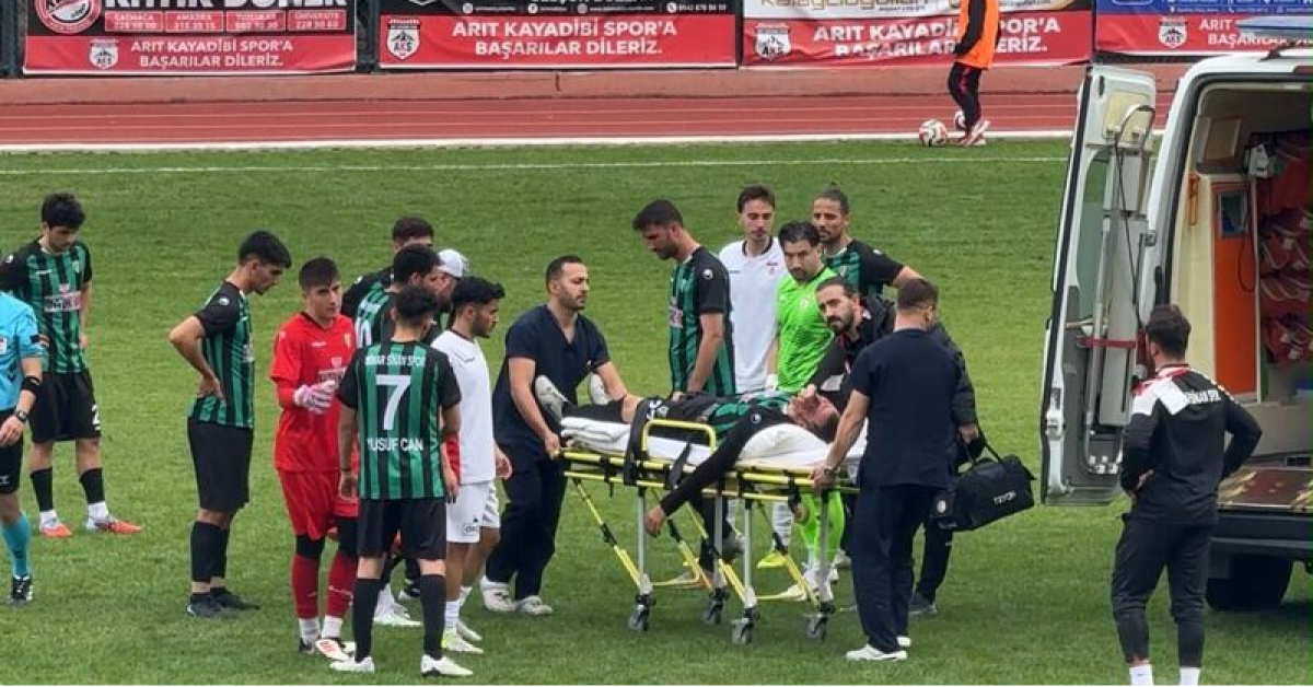 Turkish footballer Akın Karaaslan treated after heart attack during match