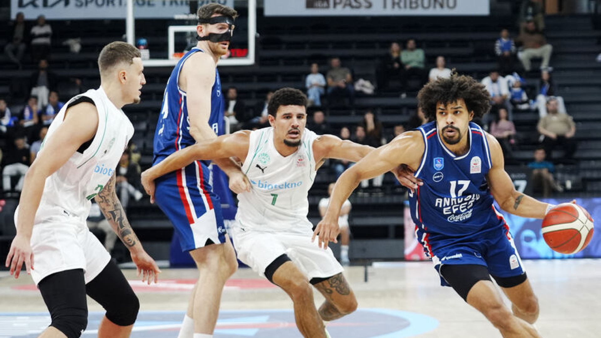 Anadolu Efes evinde rahat kazandı