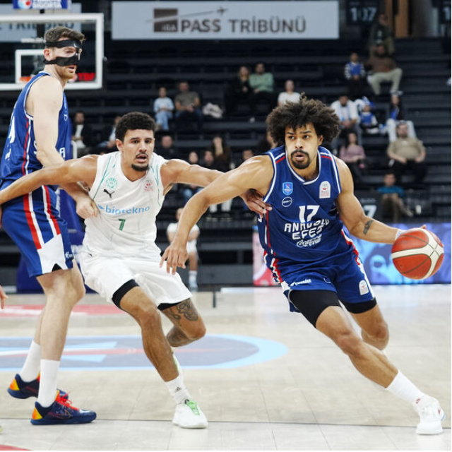 Anadolu Efes evinde rahat kazandı