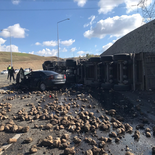TIR ve otomobil çarpıştı! Feci kazada 4 kişi öldü!