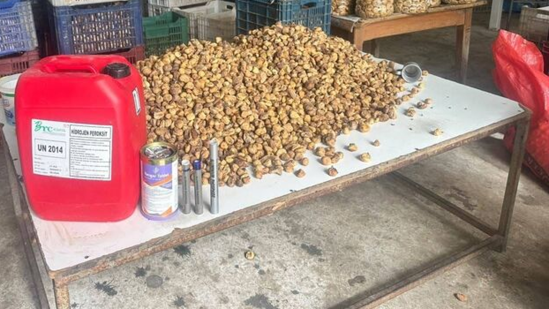 İzmir'de kimyasalla beyazlatılmış 3 ton zehirli incir ele geçirildi