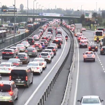 İstanbul'da yağmur trafiği kitledi