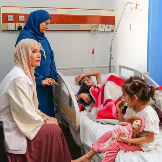 Gamze Özçelik'ten hayatlara dokunan destek