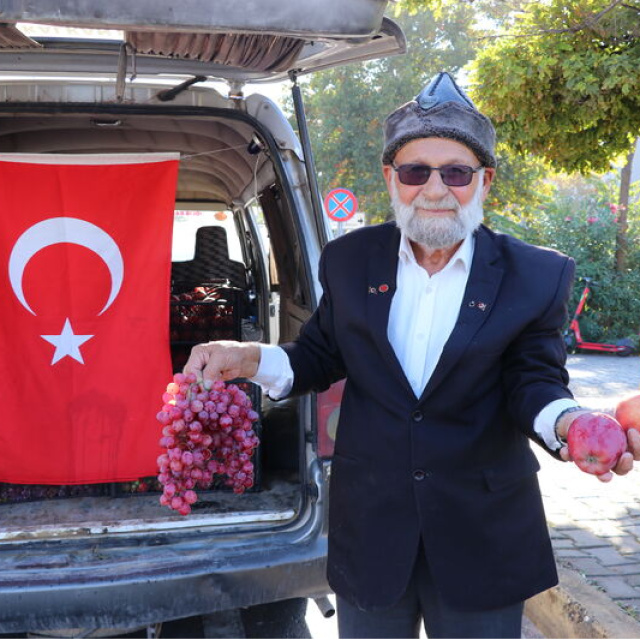 "Elmacı Dede" İzmir'de Mehmetçiğe getirdi