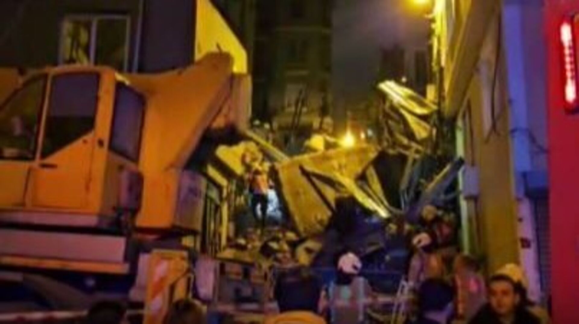 Beyoğlu'nda 5 katlı metruk bina çöktü, olay yerine ekipler sevk edildi