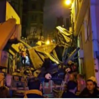 Beyoğlu'nda 5 katlı metruk bina çöktü