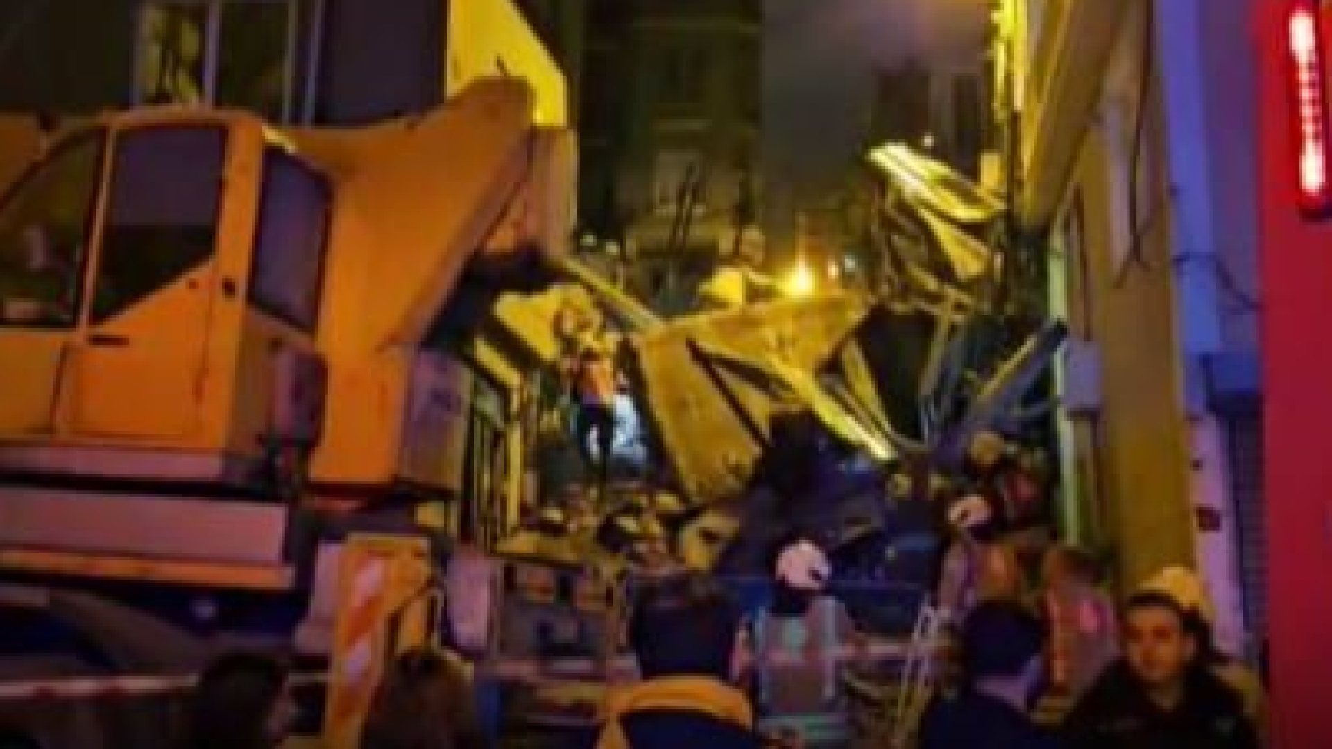 Beyoğlu'nda 5 katlı metruk bina çöktü