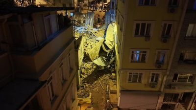 Beyoğlu'nda 5 katlı metruk bina çöktü