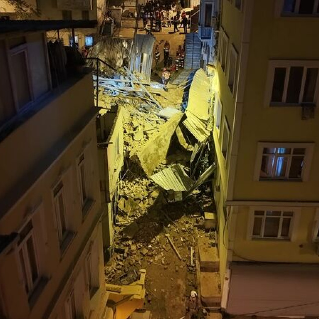 Beyoğlu'nda 5 katlı metruk bina çöktü