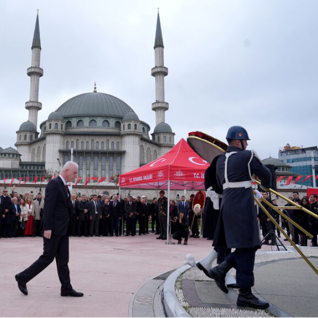 Taksim Cumhuriyet Anıtı önünde tören