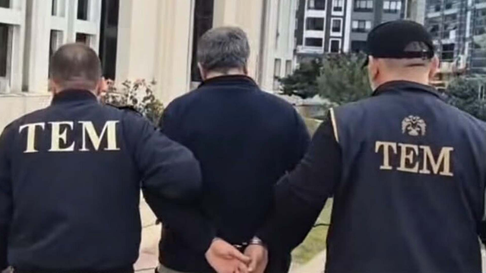 Türk bayrağına ve Atatürk'e hakaret eden öğretmen gözaltına alındı