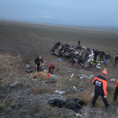 Van'daki kazada yaralanan polis memuru şehit oldu