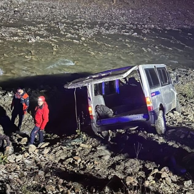 Kaçak göçmenleri taşıyan minibüs devrildi: 20 yaralı