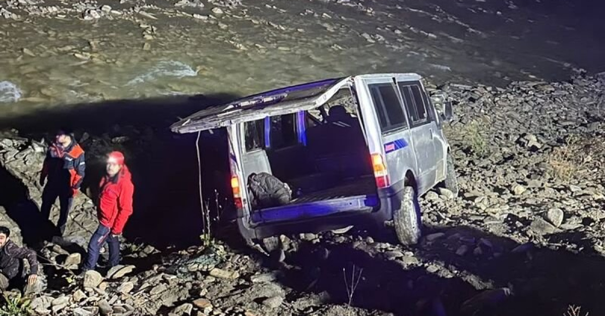 Van carrying 20 Afghan migrants crashes in Hakkari, injuring all aboard