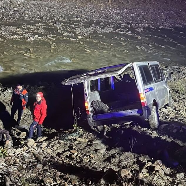 Kaçak göçmenleri taşıyan minibüs devrildi: 20 yaralı