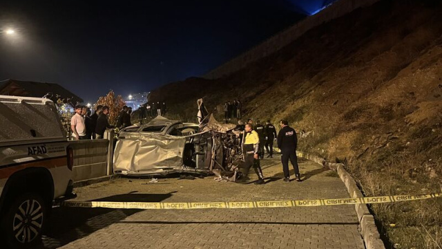 Hafif ticari araç şarampole devrildi: 2 ölü, 2 yaralı
